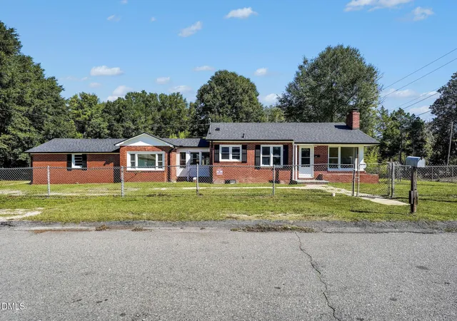 Photo 3 of Single family home for sale at 1009 W New Hampshire Ave, Southern Pines, NC 28387 | MLS# 10198816 | Listing updated on 2026-10-28
