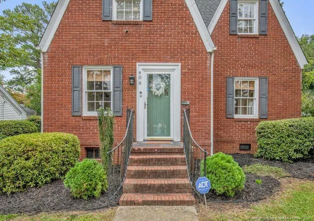Photo 3 of Single family home for sale at 406 Rollingwood Cir, Fayetteville, NC 28305 | MLS# 770587 | Listing updated on 2026-10-20