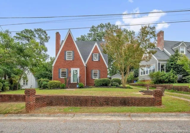 Photo 4 of Single family home for sale at 406 Rollingwood Cir, Fayetteville, NC 28305 | MLS# 770587 | Listing updated on 2026-10-20