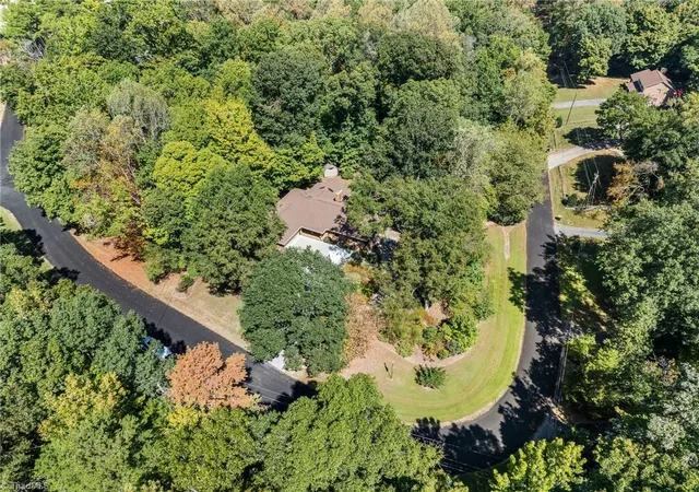 Photo 3 of Sale Pending at 5 Windsor Cir, Thomasville, NC 27360 | MLS# 1235966 | Listing updated on 2026-10-05