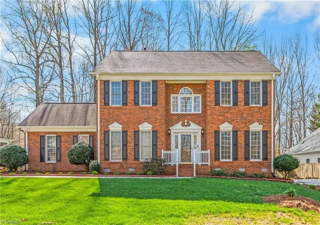 Photo 3 of Sale Pending at 3204 Peninsula Dr, Jamestown, NC 27282 | MLS# 1235380 | Listing updated on 2026-10-06
