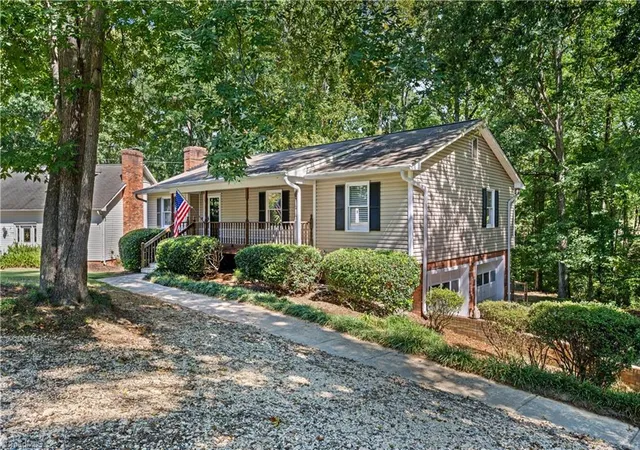Photo 2 of Single family home for sale at 370 Tamworth Dr, Clemmons, NC 27012 | MLS# 1235095 | Listing updated on 2026-09-13