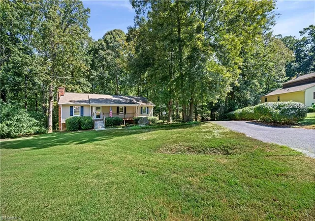 Photo 3 of Single family home for sale at 370 Tamworth Dr, Clemmons, NC 27012 | MLS# 1235095 | Listing updated on 2026-09-13