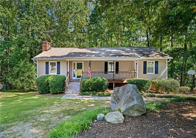 Photo 3 of Single family home for sale at 370 Tamworth Dr, Clemmons, NC 27012 | MLS# 1235095 | Listing updated on 2026-09-13