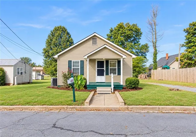 Photo 1 of Single family home for sale at 301 Dixie St, Lexington, NC 27292 | MLS# 1238904 | Listing updated on 2026-10-28