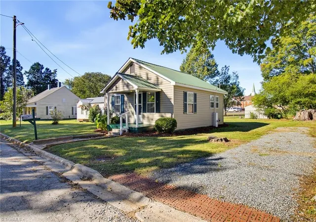 Photo 2 of Single family home for sale at 301 Dixie St, Lexington, NC 27292 | MLS# 1238904 | Listing updated on 2026-10-28