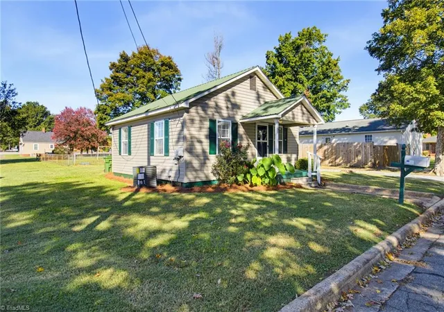 Photo 3 of Single family home for sale at 301 Dixie St, Lexington, NC 27292 | MLS# 1238904 | Listing updated on 2026-10-28