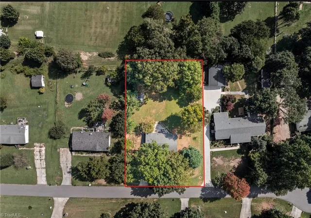 Photo 2 of Sale Pending at 121 Regatta Ln, Mooresville, NC 28115 | MLS# 1236116 | Listing updated on 2026-09-26