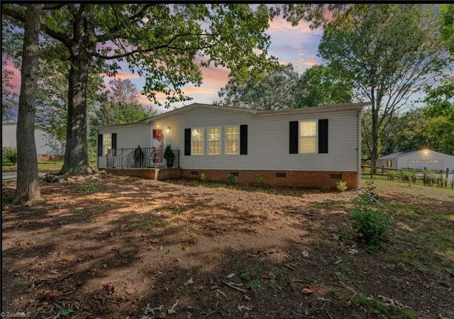 Photo 3 of Sale Pending at 121 Regatta Ln, Mooresville, NC 28115 | MLS# 1236116 | Listing updated on 2026-09-26