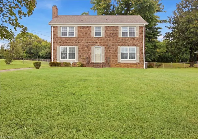 Photo 1 of Single family home for sale at 3205 Crestview Dr, High Point, NC 27260 | MLS# 1237344 | Listing updated on 2026-10-27