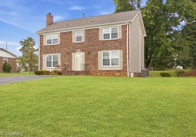 Photo 2 of Single family home for sale at 3205 Crestview Dr, High Point, NC 27260 | MLS# 1237344 | Listing updated on 2026-10-27