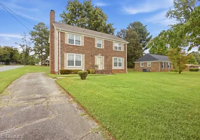 Photo 3 of Single family home for sale at 3205 Crestview Dr, High Point, NC 27260 | MLS# 1237344 | Listing updated on 2026-10-27