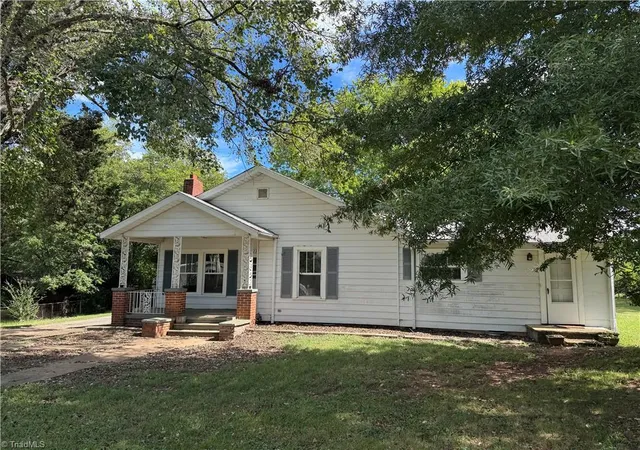 Photo 2 of Single family home for sale at 2311 Mullins Dr, Winston Salem, NC 27107 | MLS# 1237287 | Listing updated on 2026-10-21