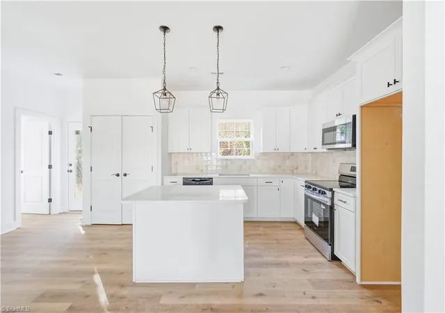 Photo 1 of Single family home for sale at 2118 Arbrook Ln, High Point, NC 27265 | MLS# 1239980 | Listing updated on 2026-10-24