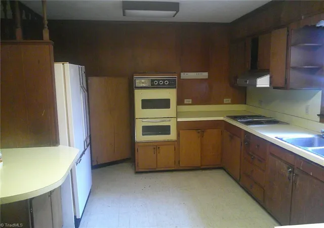 Photo 2 of Single family home for sale at 320 E Vandalia Rd, Greensboro, NC 27406 | MLS# 1236438 | Listing updated on 2026-09-29