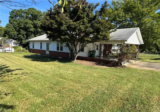 Photo 4 of Single family home for sale at 200 W King St, King, NC 27021 | MLS# 1235028 | Listing updated on 2026-09-10