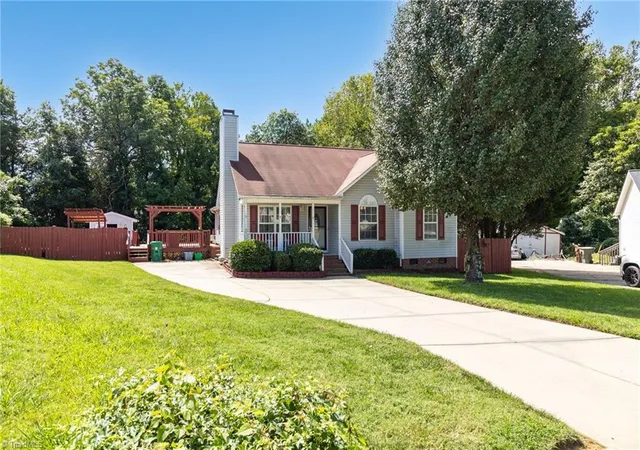 Photo 2 of Single family home for sale at 2922 Median Ct, High Point, NC 27260 | MLS# 1235287 | Listing updated on 2026-09-13