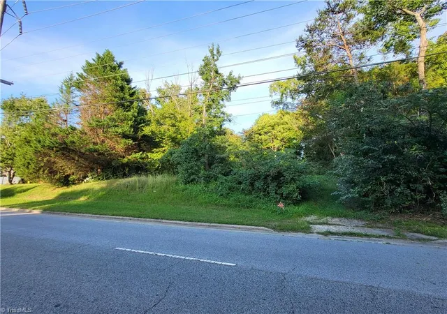 Photo 3 of Sale Pending at 2321 Brentwood St, High Point, NC 27263 | MLS# 1235404 | Listing updated on 2026-09-27