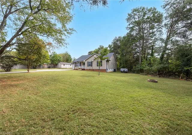 Photo 4 of Sale Pending at 2095 Ardmore Ct, Winston Salem, NC 27127 | MLS# 1239008 | Listing updated on 2026-10-30