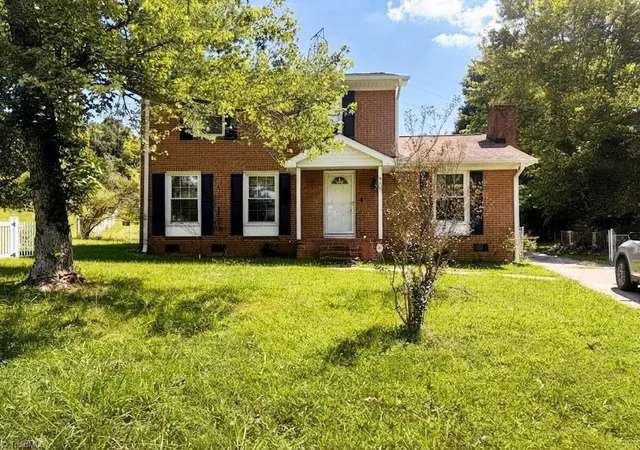 Photo 1 of Single family home for sale at 8 Woodcreek Ct, Greensboro, NC 27406 | MLS# 1235427 | Listing updated on 2026-09-29