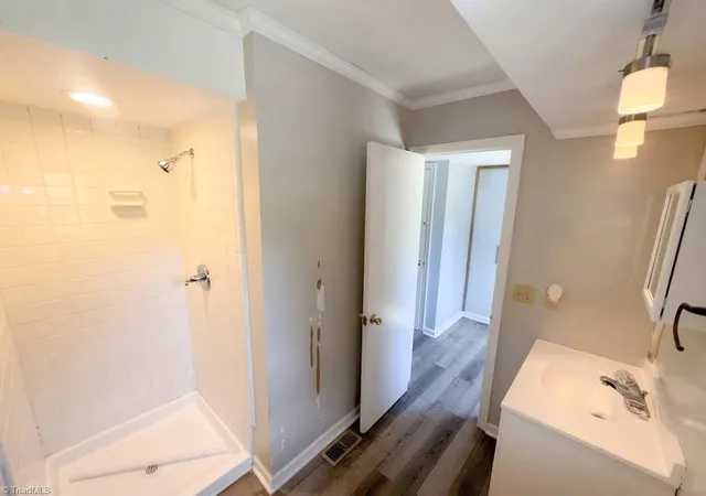 Photo 3 of Single family home for sale at 8 Woodcreek Ct, Greensboro, NC 27406 | MLS# 1235427 | Listing updated on 2026-09-29