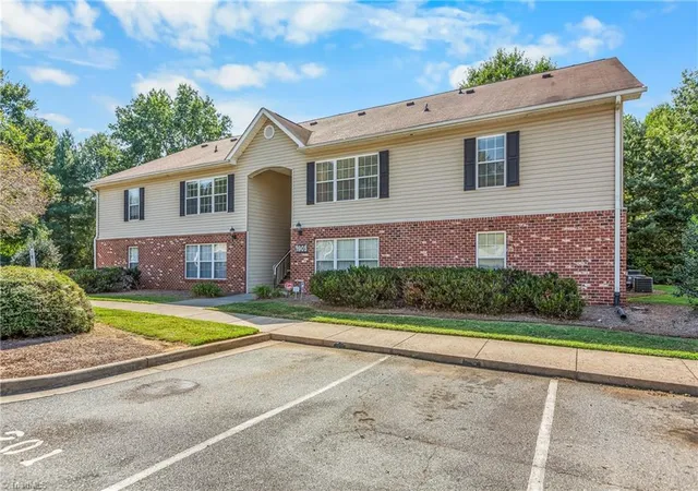 Photo 2 of Single family home for sale at 1905 Crest Holw Dr #102, Winston Salem, NC 27127 | MLS# 1235046 | Listing updated on 2026-09-11