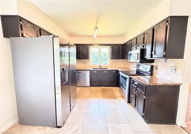 Photo 2 of Single family home for sale at 200 Ridgelea Ct, Winston Salem, NC 27104 | MLS# 1235136 | Listing updated on 2026-09-10