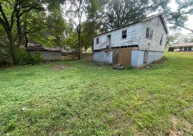 Photo 3 of Sale Pending at 306 Moore Dr, Lexington, NC 27292 | MLS# 1233931 | Listing updated on 2026-10-13