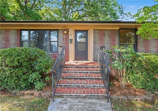 Photo 2 of Single family home for sale at 10 Welloske Dr, Thomasville, NC 27360 | MLS# 1235178 | Listing updated on 2026-09-12