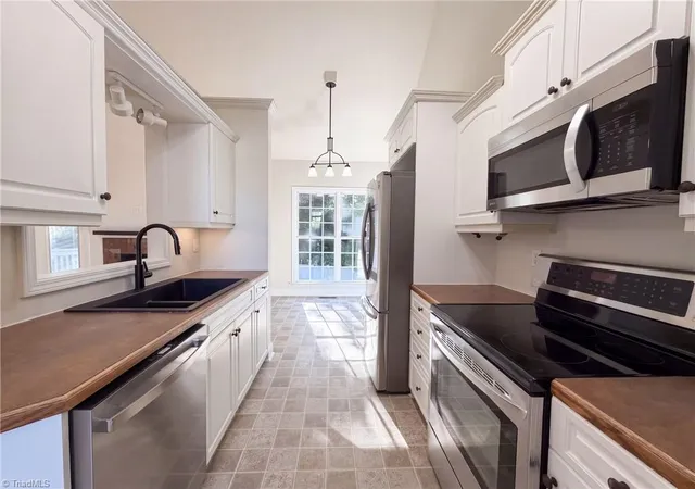 Photo 2 of Sale Pending at 124 Manor Ridge Way, Lexington, NC 27292 | MLS# 1235546 | Listing updated on 2026-10-01