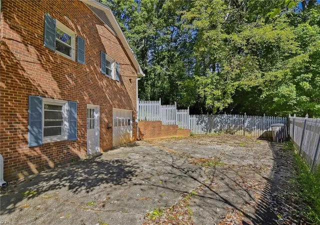 Photo 4 of Sale Pending at 2980 Kedron Ct, Winston Salem, NC 27106 | MLS# 1238728 | Listing updated on 2026-10-23