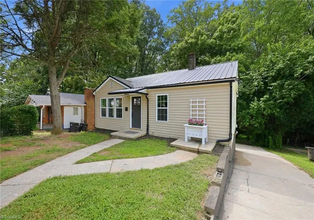 Photo 1 of Single family home for sale at 1304 Thurmond St, Winston Salem, NC 27105 | MLS# 1233389 | Listing updated on 2026-09-04