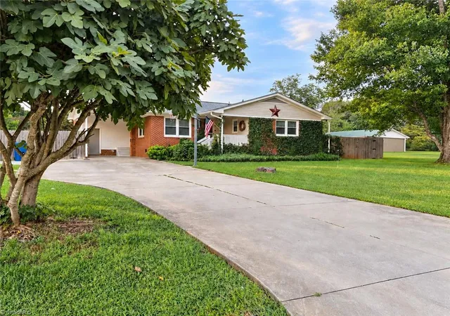 Photo 2 of Single family home for sale at 910 Pineknoll St, Liberty, NC 27298 | MLS# 1234768 | Listing updated on 2026-09-11
