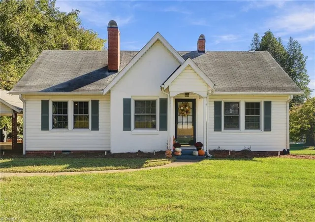 Photo 1 of Single family home for sale at 455 S Peace Hvn Rd, Winston Salem, NC 27103 | MLS# 1238812 | Listing updated on 2026-10-27