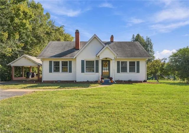 Photo 2 of Single family home for sale at 455 S Peace Hvn Rd, Winston Salem, NC 27103 | MLS# 1238812 | Listing updated on 2026-10-27