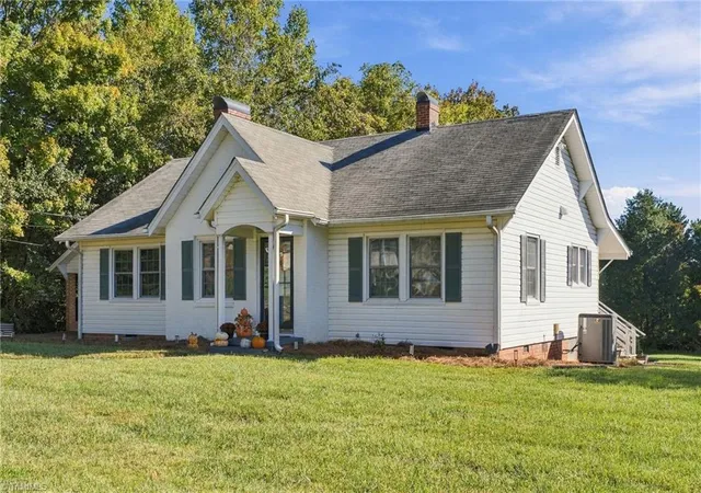 Photo 3 of Single family home for sale at 455 S Peace Hvn Rd, Winston Salem, NC 27103 | MLS# 1238812 | Listing updated on 2026-10-27