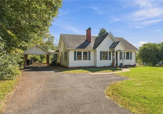 Photo 3 of Single family home for sale at 455 S Peace Hvn Rd, Winston Salem, NC 27103 | MLS# 1238812 | Listing updated on 2026-10-27