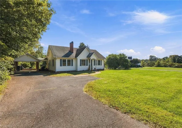 Photo 4 of Single family home for sale at 455 S Peace Hvn Rd, Winston Salem, NC 27103 | MLS# 1238812 | Listing updated on 2026-10-27