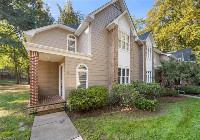 Photo 4 of Sale Pending at 4564 Fernhaven Cir, Winston Salem, NC 27104 | MLS# 1239165 | Listing updated on 2026-10-24
