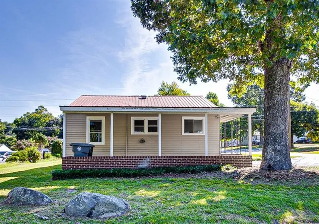 Photo 3 of Sale Pending at 950 Cliff Rd, Asheboro, NC 27203 | MLS# 1235649 | Listing updated on 2026-10-06