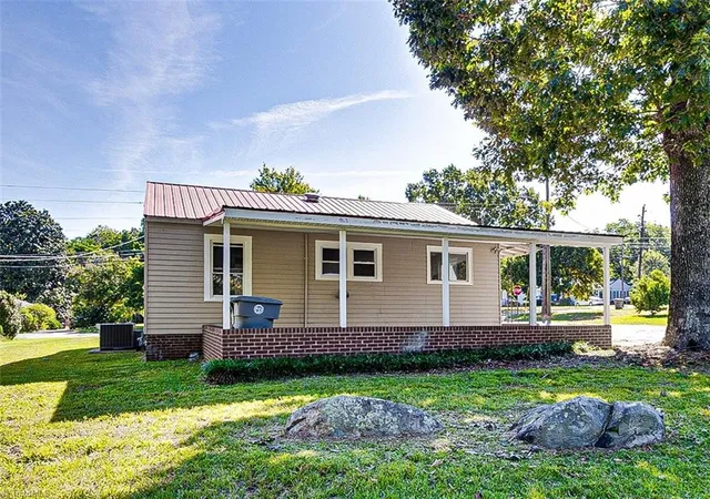 Photo 4 of Sale Pending at 950 Cliff Rd, Asheboro, NC 27203 | MLS# 1235649 | Listing updated on 2026-10-06