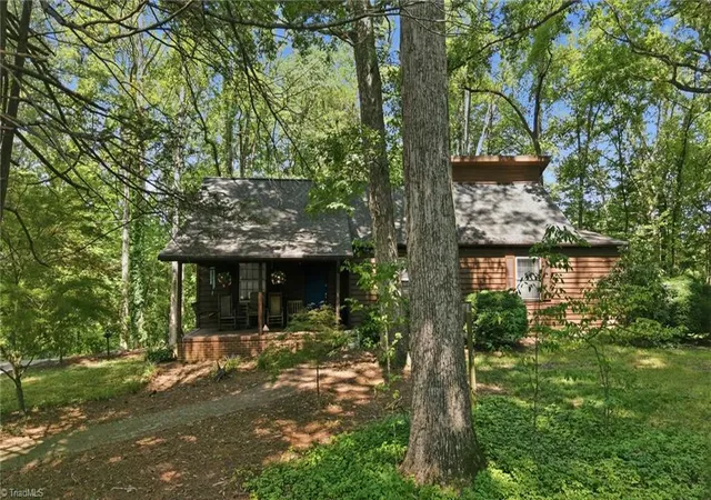 Photo 3 of Single family home for sale at 5275 Reynolda Rd, Winston Salem, NC 27106 | MLS# 1234082 | Listing updated on 2026-10-15