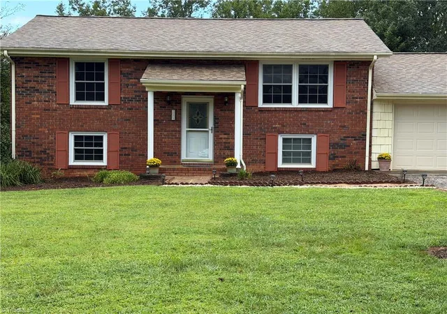 Photo 3 of Single family home for sale at 329 Hunter Hills St, North Wilkesboro, NC 28659 | MLS# 1234188 | Listing updated on 2026-09-10
