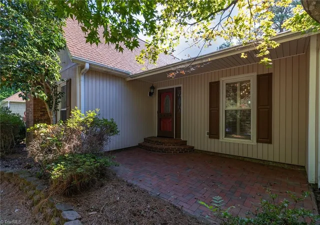 Photo 2 of Sale Pending at 3414 Edgefield Rd, Greensboro, NC 27409 | MLS# 1235235 | Listing updated on 2026-09-24