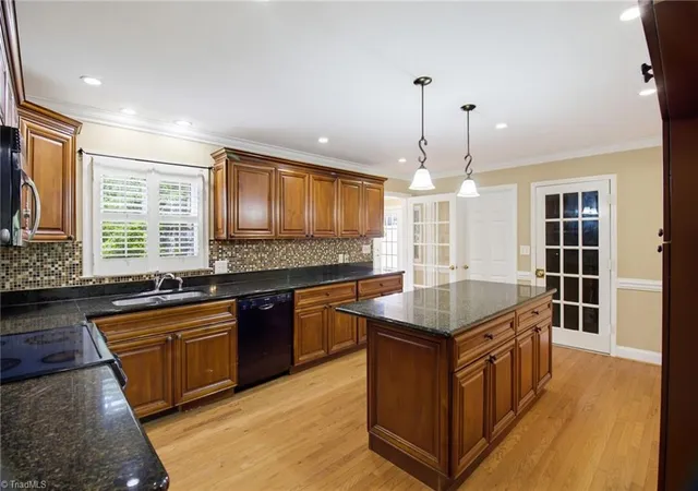 Photo 3 of Sale Pending at 3414 Edgefield Rd, Greensboro, NC 27409 | MLS# 1235235 | Listing updated on 2026-09-24