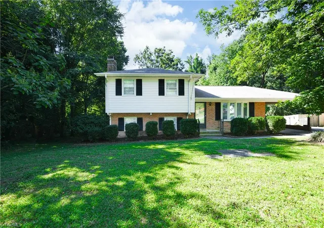 Photo 2 of Single family home for sale at 4025 Sedgewood Ln, Greensboro, NC 27407 | MLS# 1235059 | Listing updated on 2026-09-26