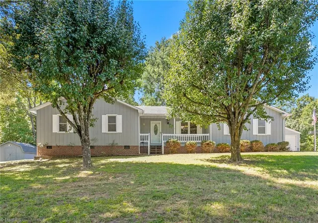 Photo 1 of Single family home for sale at 914 Ferndale Dr, Thomasville, NC 27360 | MLS# 1236040 | Listing updated on 2026-10-07