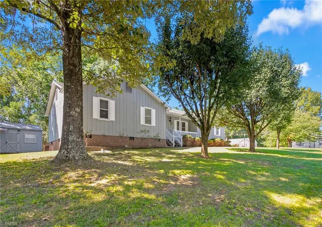 Photo 2 of Single family home for sale at 914 Ferndale Dr, Thomasville, NC 27360 | MLS# 1236040 | Listing updated on 2026-10-07
