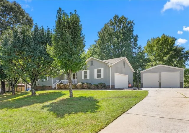 Photo 3 of Single family home for sale at 914 Ferndale Dr, Thomasville, NC 27360 | MLS# 1236040 | Listing updated on 2026-10-07