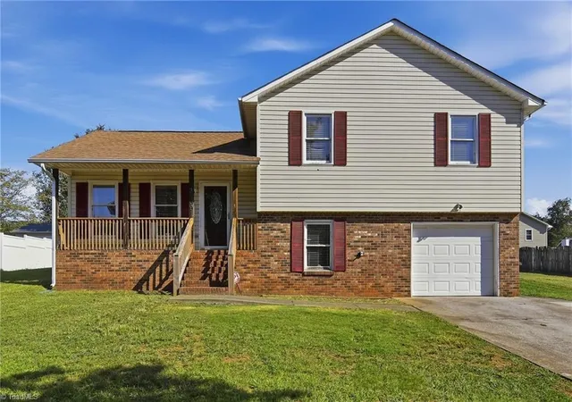 Photo 1 of Single family home for sale at 3709 Signet Dr, Winston Salem, NC 27101 | MLS# 1236119 | Listing updated on 2026-09-19